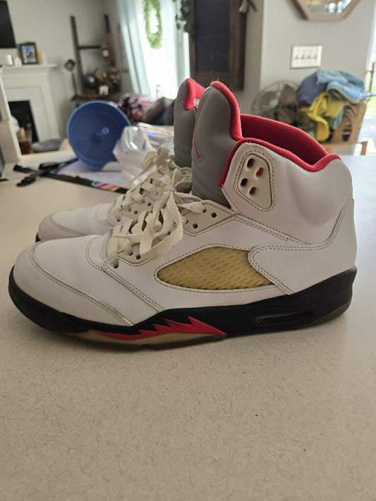 SCIONS RACK: NIKE AIR JORDAN 5 RETRO "FIRE RED" [GRADE: C]