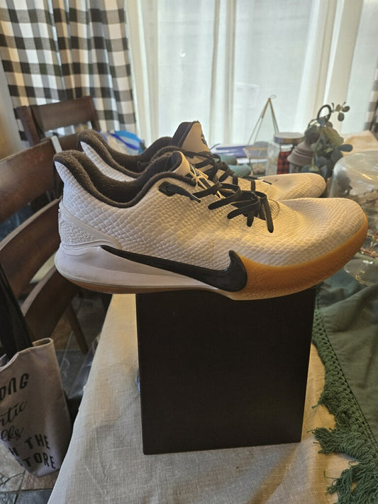 SCIONS RACK: NIKE KOBE MAMBA FOCUS [GRADE: B]